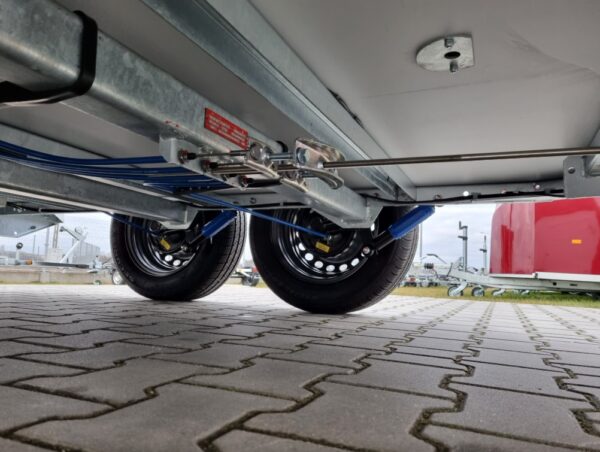 Humbaur Xanthos Aero 2400 Anhänger mit Sattelkammer und Seitentüren – Bild 16