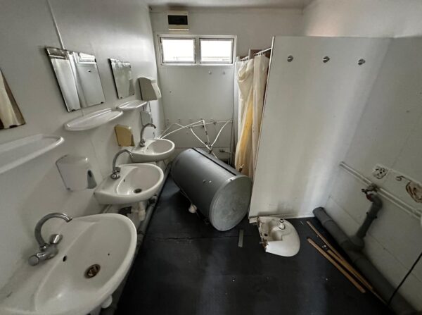 Modularisierter Sanitärcontainer - 2 WCs / 2 Urinale / 5 Waschbecken / 2 Duschen – Bild 9