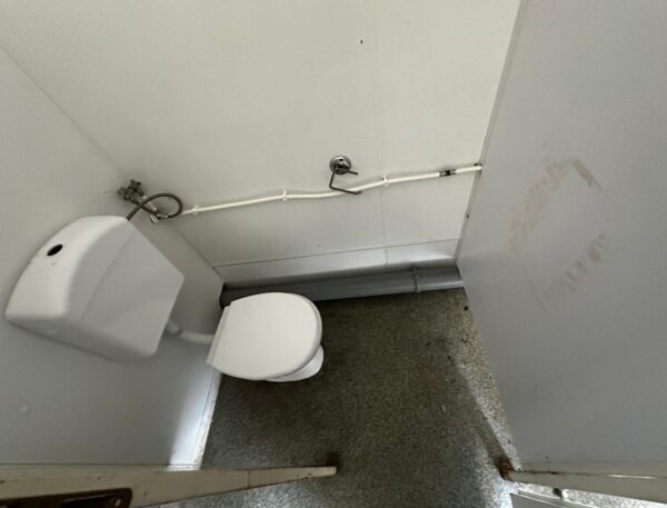 Modularisierter Sanitärcontainer - 2 WCs / 2 Urinale / 5 Waschbecken / 2 Duschen – Bild 12