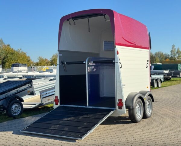 Humbaur Pegasus 2400 Anhänger mit Sattelkammer und Seitentüren – Bild 3