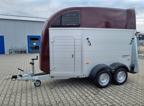 Humbaur Xanthos Aero 2400 Anhänger mit Sattelkammer und Seitentüren – Bild 9