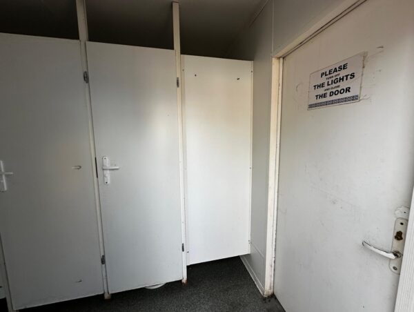 Modularisierter Sanitärcontainer - 2 WCs / 2 Urinale / 5 Waschbecken / 2 Duschen – Bild 14