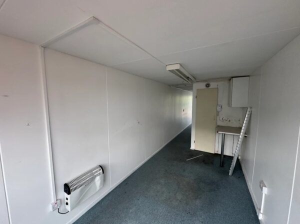 Umgebauter 40-Fuß-Seecontainer – Büro mit Dusche und Toilette – Bild 7