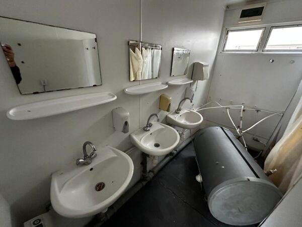 Modularisierter Sanitärcontainer - 2 WCs / 2 Urinale / 5 Waschbecken / 2 Duschen – Bild 8