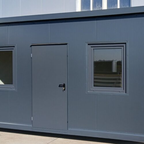 21 m² großer, ausgestatteter Sozialcontainer – WC, Küche und Umkleideraum