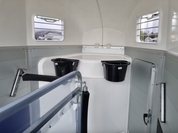Humbaur Xanthos Aero 2400 Anhänger mit Sattelkammer und Seitentüren – Bild 12