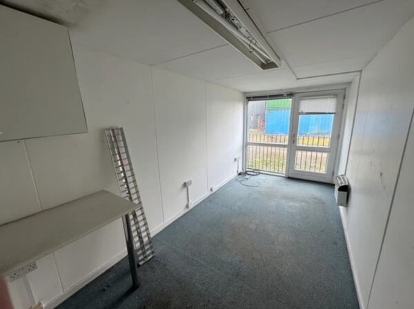 Umgebauter 40-Fuß-Seecontainer – Büro mit Dusche und Toilette – Bild 10