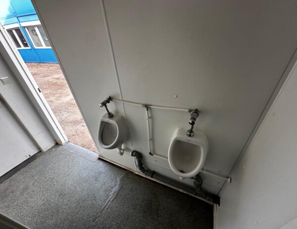 Modularisierter Sanitärcontainer - 2 WCs / 2 Urinale / 5 Waschbecken / 2 Duschen – Bild 10