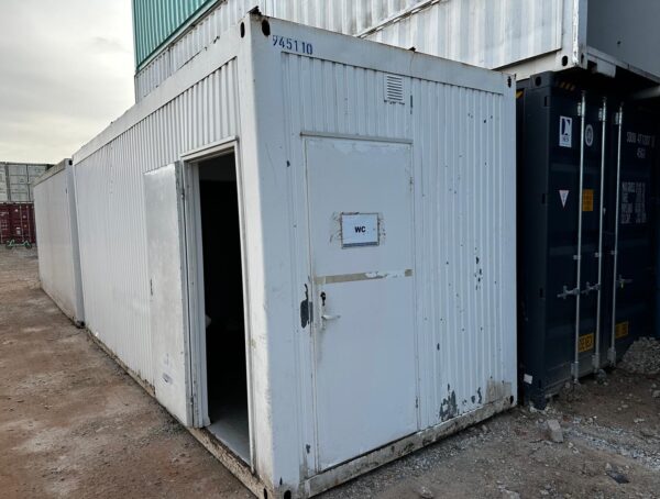 Modularisierter Sanitärcontainer - 2 WCs / 2 Urinale / 5 Waschbecken / 2 Duschen – Bild 4