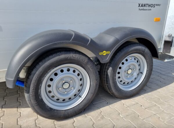 Humbaur Xanthos Aero 2400 Anhänger mit Sattelkammer und Seitentüren – Bild 15