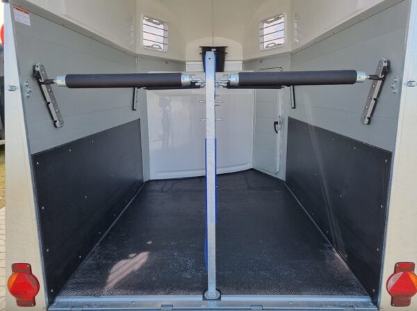 Humbaur Xanthos Aero 2400 Anhänger mit Sattelkammer und Seitentüren – Bild 10