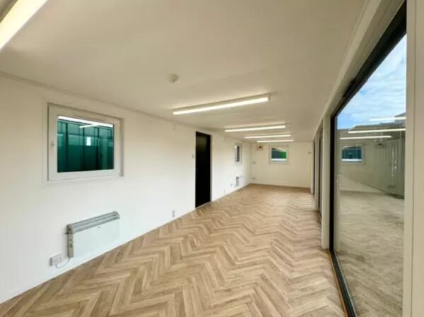 Modularer Container 32 x 10 ft – Büro/Kantine mit Panoramafenstern – Bild 4
