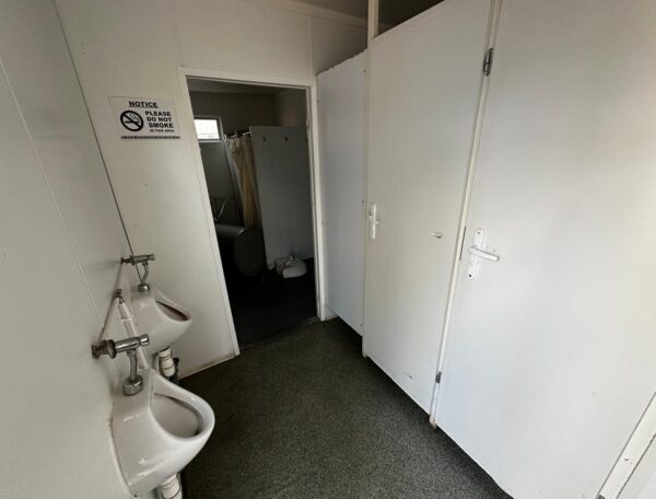 Modularisierter Sanitärcontainer - 2 WCs / 2 Urinale / 5 Waschbecken / 2 Duschen – Bild 13