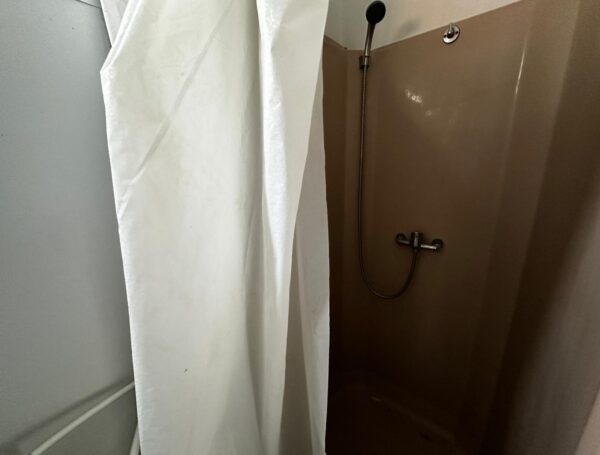 Modularisierter Sanitärcontainer - 2 WCs / 2 Urinale / 5 Waschbecken / 2 Duschen – Bild 5