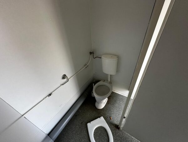 Modularisierter Sanitärcontainer - 2 WCs / 2 Urinale / 5 Waschbecken / 2 Duschen – Bild 11