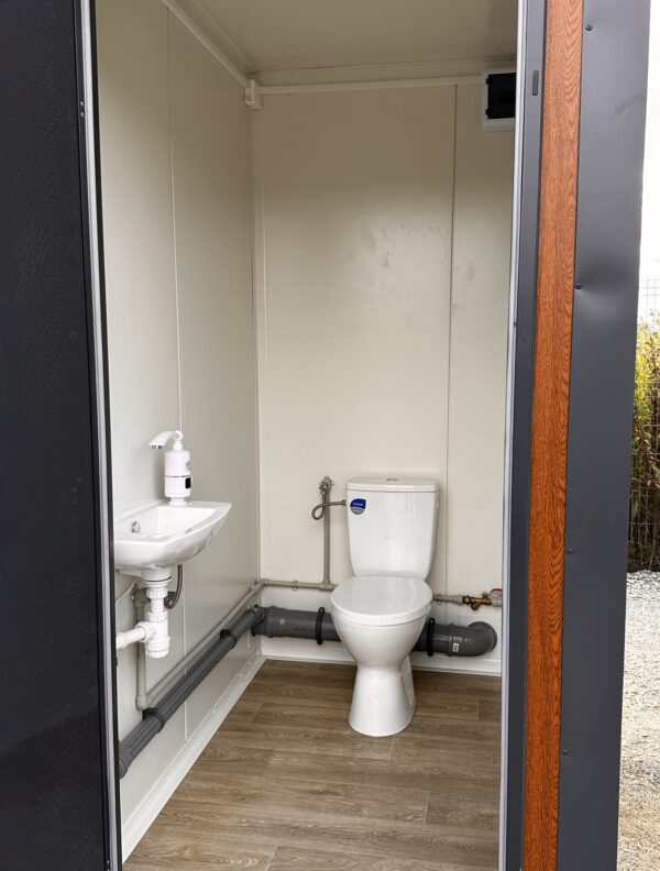 Modularer Sanitärcontainer 3 Kabinen - WC und komplette Ausstattung – Bild 6