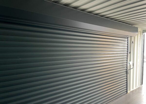 20 Fuß Seecontainer Anthrazit lackiert mit Rollladen – Bild 12