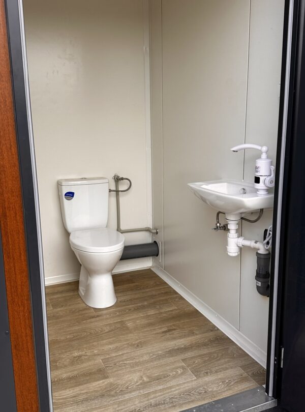 Modularer Sanitärcontainer 3 Kabinen - WC und komplette Ausstattung – Bild 4