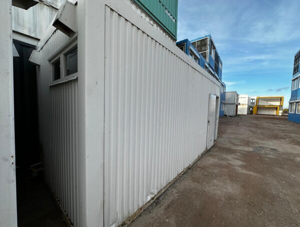 Modularisierter Sanitärcontainer - 2 WCs / 2 Urinale / 5 Waschbecken / 2 Duschen