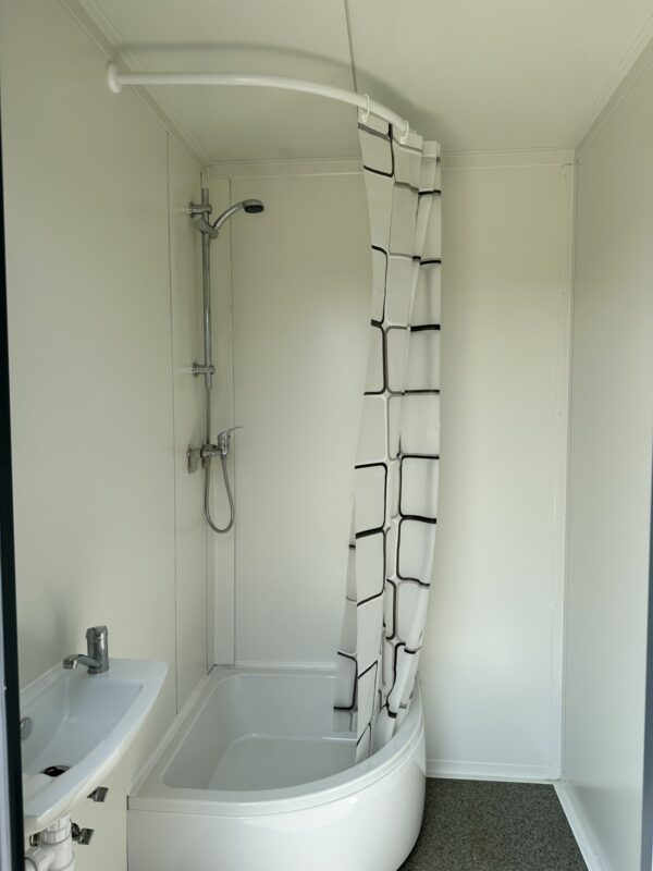 Sanitärcontainer 3 Kabinen - WC, Urinal und Dusche (377x177x245 cm) – Bild 12