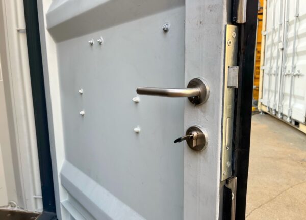 20 Fuß Seecontainer Anthrazit lackiert mit Rollladen – Bild 14