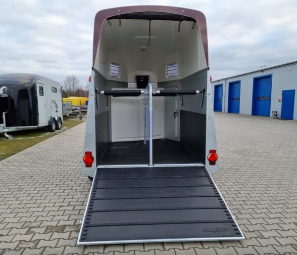 Humbaur Xanthos Aero 2400 Anhänger mit Sattelkammer und Seitentüren – Bild 7