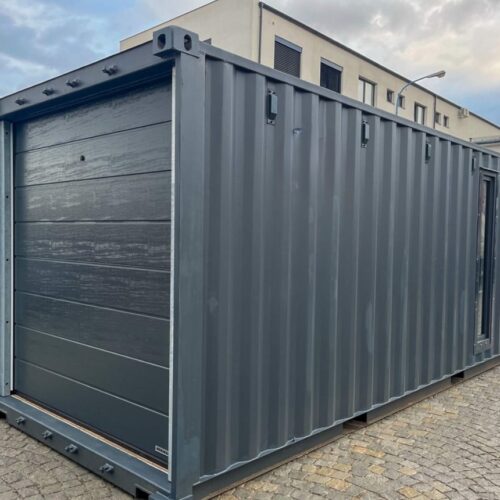 20′ Seecontainer mit Sektionaltor – Ideal für Garage oder Lagerung.