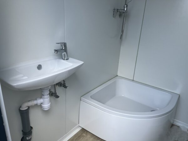 Nachhaltiger Sanitärcontainer 2 Kabinen - WC & Dusche (239x173x248 cm) – Bild 6