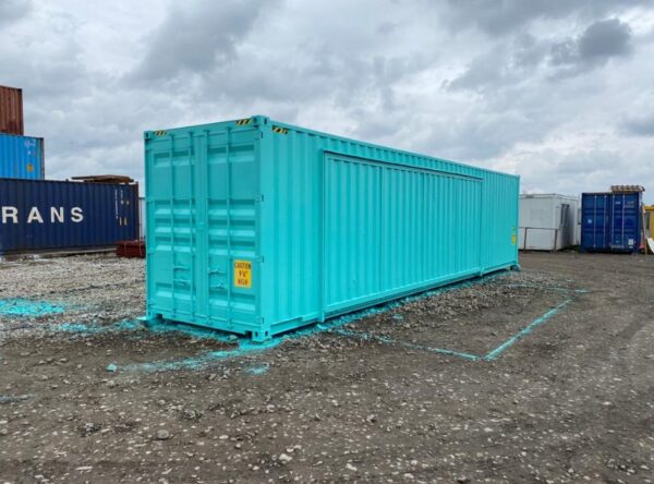 40 HC Catering-Container - Hochklappbare Seitenwand in Terrasse und Lagerraum