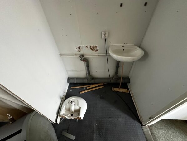 Modularisierter Sanitärcontainer - 2 WCs / 2 Urinale / 5 Waschbecken / 2 Duschen – Bild 7